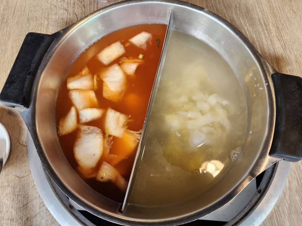 大戈壁蒙古烤肉 鴛鴦鍋(泡菜加酸白菜)