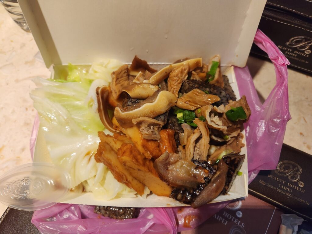 王艇長酢醬麵 滷菜及燙高麗菜