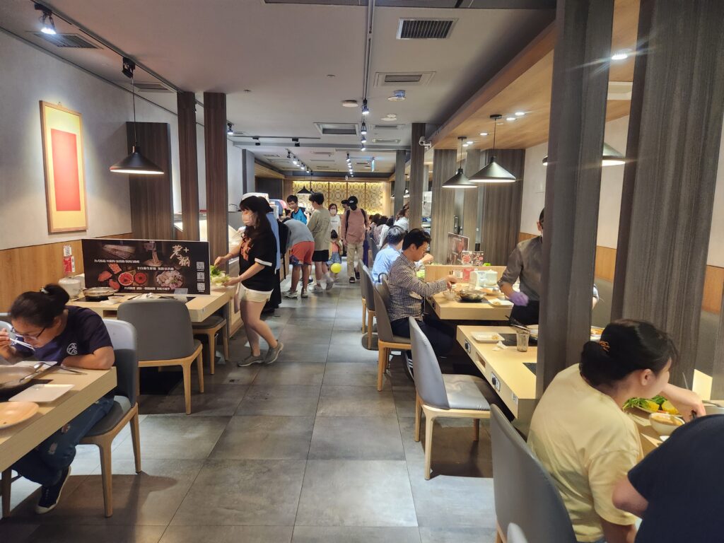 荖子鍋-天母家樂福店內用餐環境