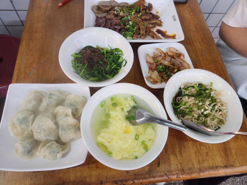 卡特牛肉麵-今日菜色(牛四寶拼盤、豬耳朵、乾麵、蛋花湯、韭菜水餃及燙青菜)