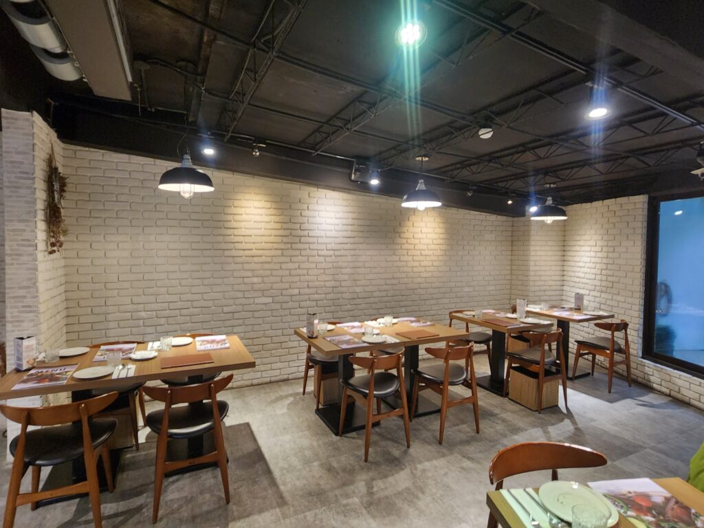 蝸牛餐廳(天母店)內用座位區,光線明亮 